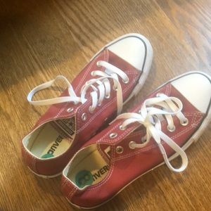 Converse short top maroon size 8. Barely worn.